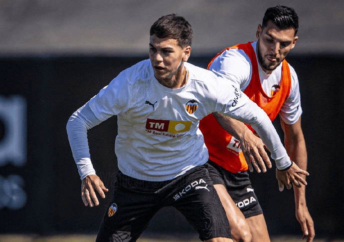 杏彩体育直播-包含瓦伦西亚客场大胜，晋级前景渺茫的词条