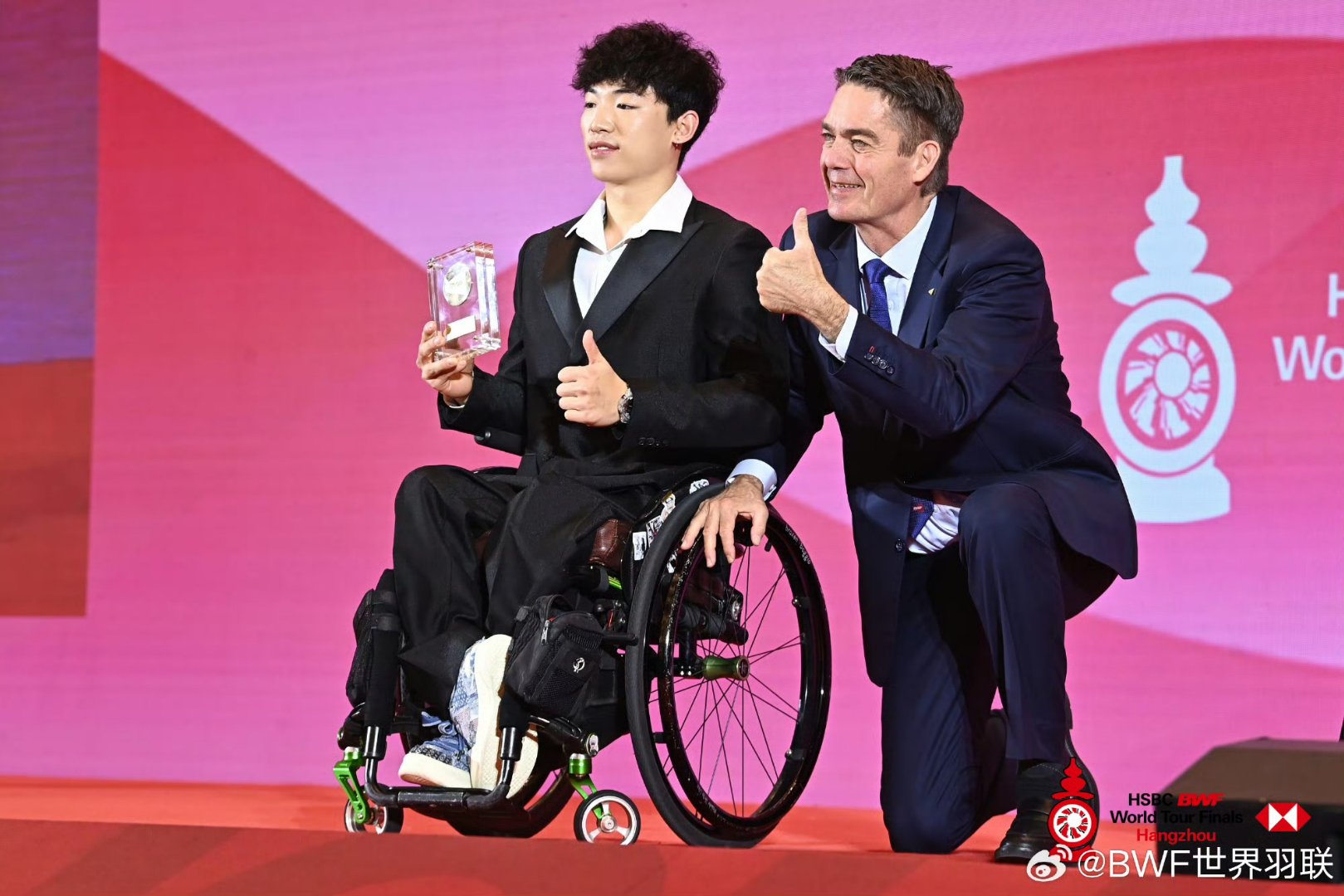 杏彩体育app-不可思议！运动员弯道超车勇夺桂冠(弯道是很多运动员取得胜利的一个关键点)