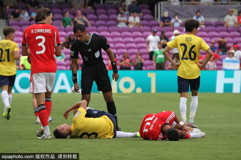 包含弗赖堡门将神勇扑救，帮助球队守住胜利的词条