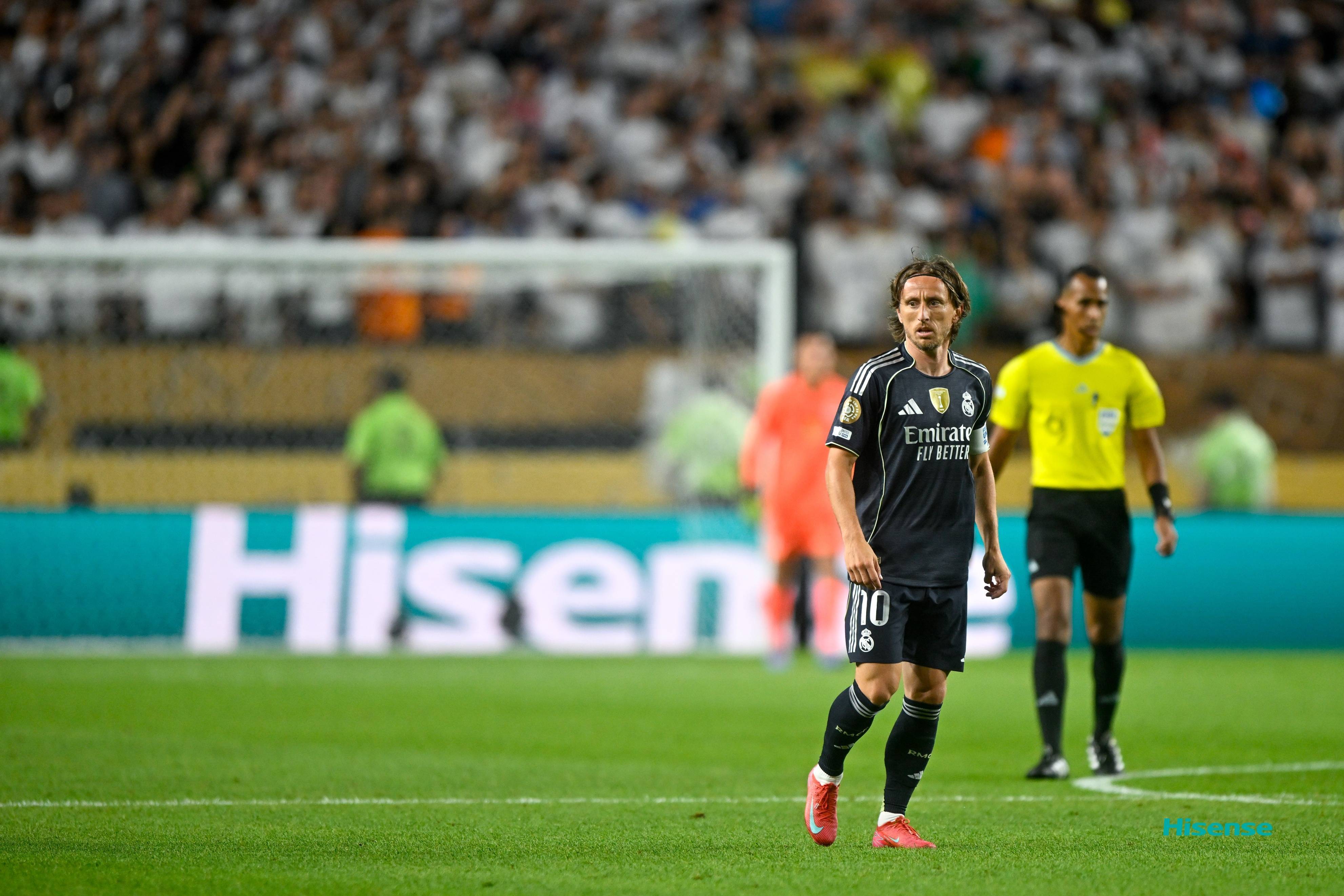 皇马主帅改变阵容,球队表现尚不稳定 皇马主帅改变阵容,球队表现尚不稳定