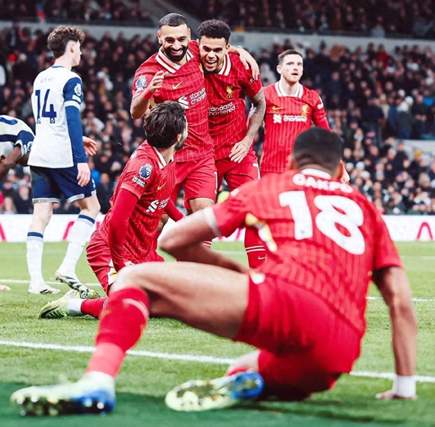 杏彩体育app下载-历史时刻：球员激情奔跑，赛场战火