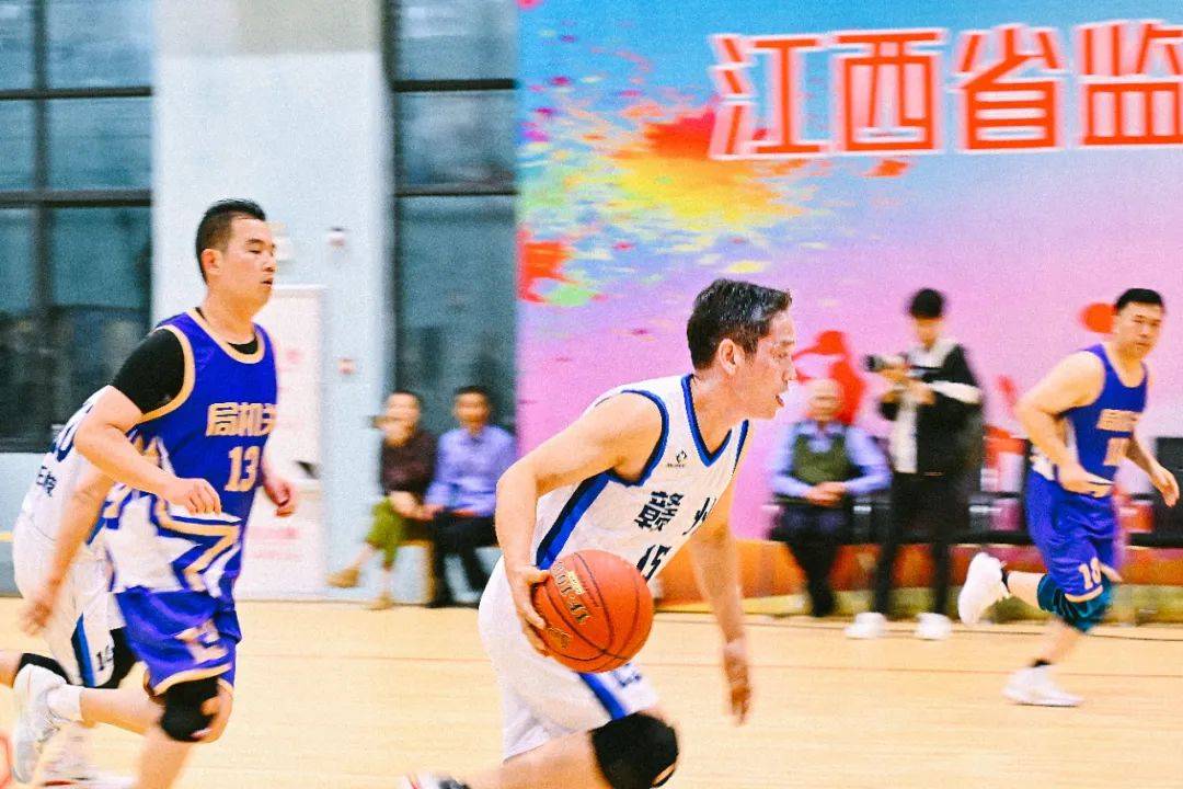 历史时刻：球员激情奔跑，赛场战火