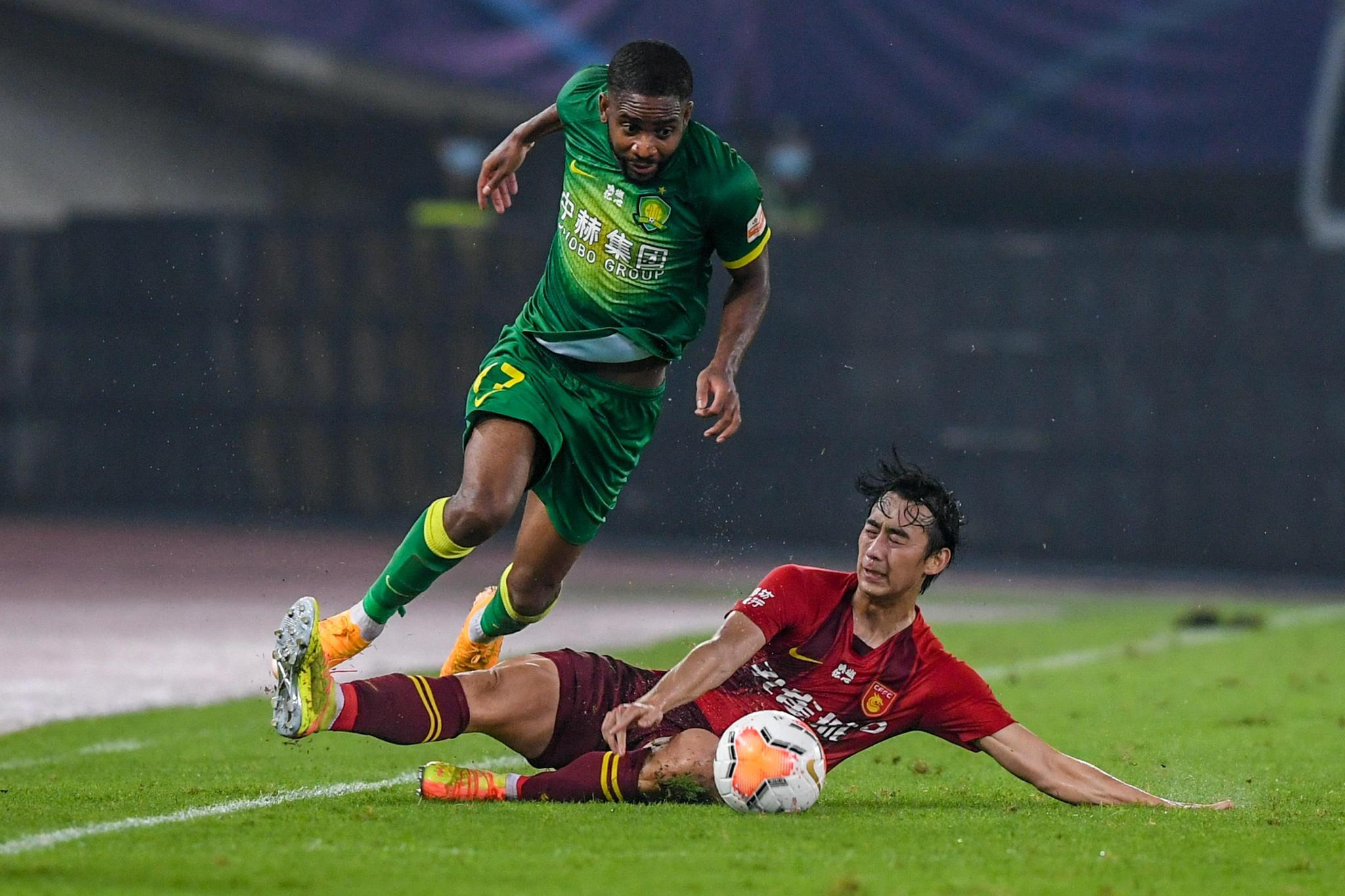 杏彩体育app-罗马队员争议判罚，球员情绪激动