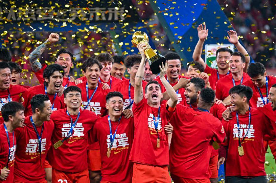 一名球员在紧要关头挺身而出，带领球队夺得胜利