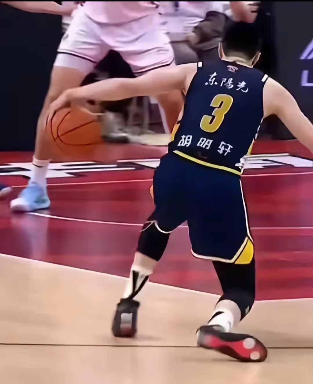 辽宁男篮轻松取胜,对手难以抵挡进攻 辽宁男篮轻松取胜,对手难以抵挡进攻