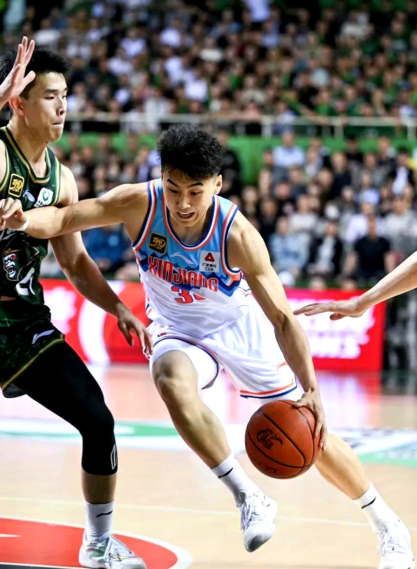 辽宁男篮在比赛中斗志昂扬，取得胜利