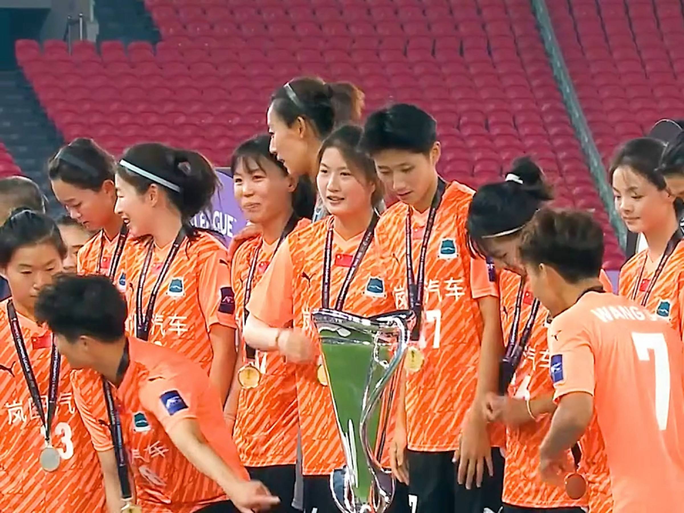 亚洲足球壮丽开战,球迷热血沸腾 亚洲足球壮丽开战,球迷热血沸腾