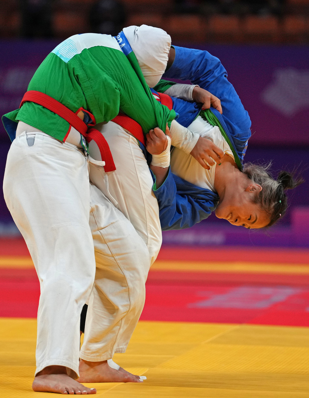 杏彩体育链接-柔道选手力克对手夺得冠军